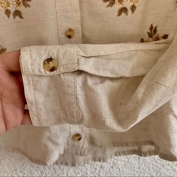Embroidered Floral Collar Button Top - Picture 4 of 4